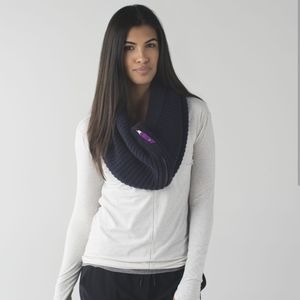 Lululemon Falling Freely merino neckwarmer